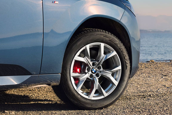  18-calowa obręcz koła BMW ze stopów lekkich Y Spoke 921 w kolorze Refined Silver. 