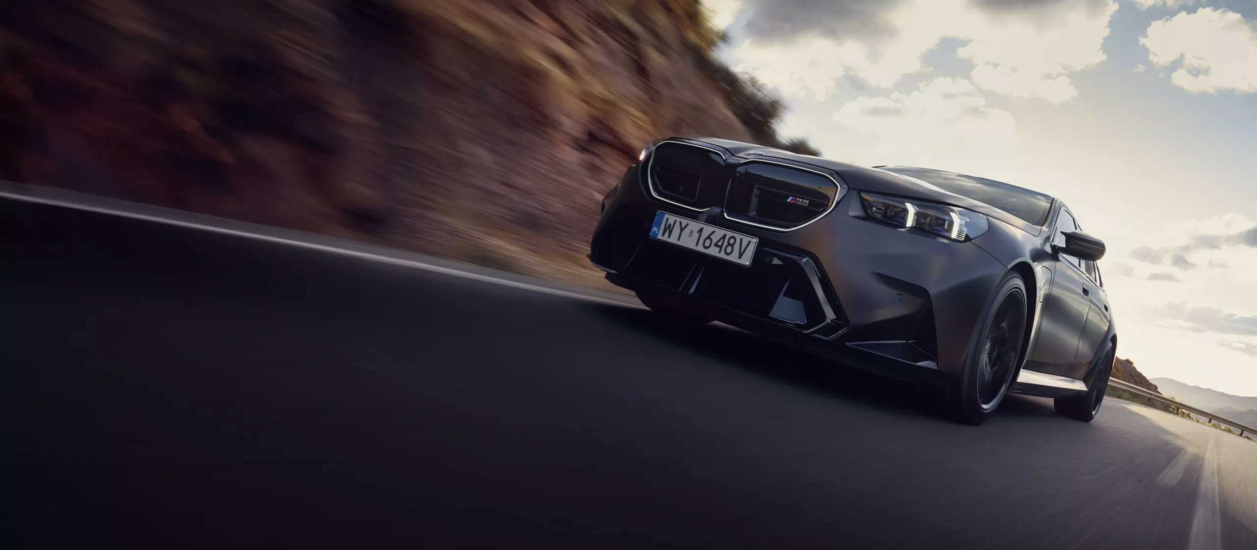 Nowe BMW M5 z napędem M Hybrid, to sportowa maszyna w czystej formie. Potężny, wysokowydajny silnik benzynowy V8 M TwinPower Turbo w połączeniu z napędem elektrycznym przenosi na drogę moc systemową 535 kW (727 KM) <a href="#sup1"><sup>[3]</sup></a> <a href="#sup1"><sup>[4]</sup></a> <a href="#sup1"><sup>[5]</sup></a>. Komfort, dynamika jazdy i prowadzenie tworzą idealną symbiozę biznesowej limuzyny i rasowego samochodu sportowego.